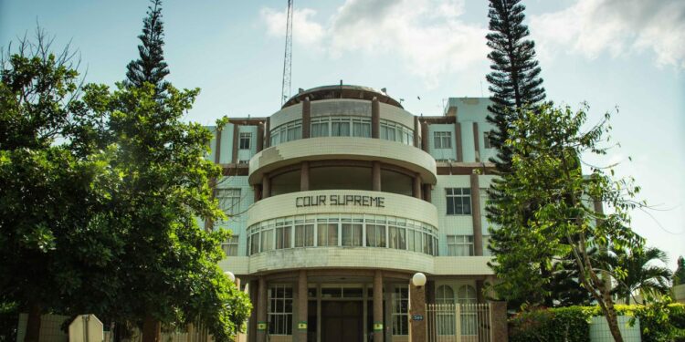Au Bénin, des agents de la Cour suprême ont été décorés pour leur loyauté au service public