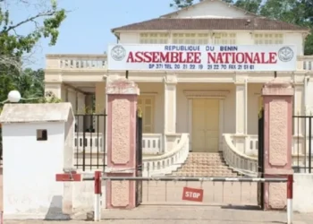 Loi d’amnistie au Bénin : la majorité parlementaire critique la stratégie de l’opposition…