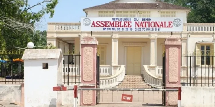 Loi d’amnistie au Bénin : la majorité parlementaire critique la stratégie de l’opposition…
