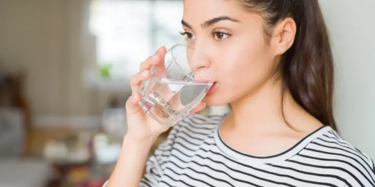Une dangereuse tendance wellness pousse à boire de l&rsquo;eau de Javel déguisée