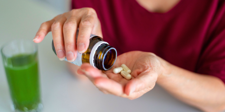 Un simple complément alimentaire quotidien améliore la mémoire des seniors, selon une étude sur les jumeaux