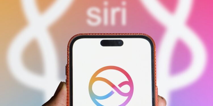 Apple dévoile une Siri repensée capable de piloter les applications à la voix