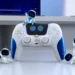 PlayStation dévoile discrètement une seconde manette DualSense Astro Bot aux différences quasi imperceptibles